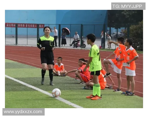 快乐足球星光闪耀 球场英雄齐聚展风采