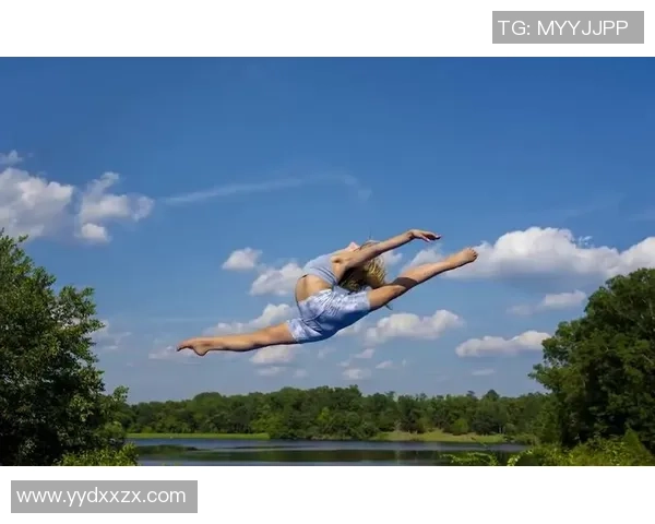 足球女球星挑战极限游泳赛展现全能运动魅力和超强体能